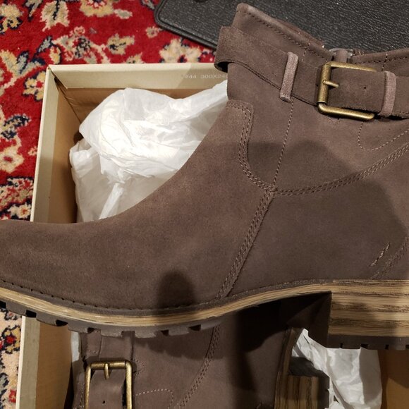 New in Box Clarks Marana Amber Taupe Suede Ankle Boots - Size 8 - Picture 4 of 10